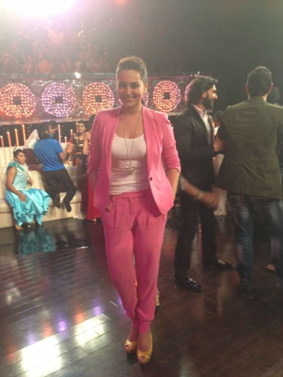 Sonakshi Sinha, lootera, pink suit, marc cain, bollywood, actress, fashion, S/s 13